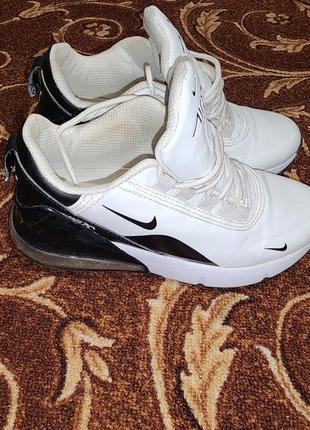 Кросівки білі з чорним (розмір 36)
довжина устілки - 23,5
висота підошви ззаду -3
висота підошви спереду - 2
висота кросівок- 11