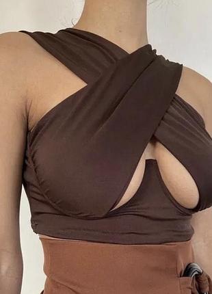 Prettylittlething топ під шовк в стилі корсета коричневий кроп з відкритим бюстом сексуальний