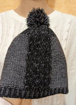 Шапка с бубоном черная с серым женская