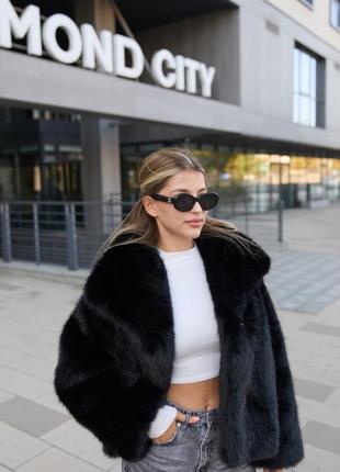 Зимняя короткая шубка с отложным воротником