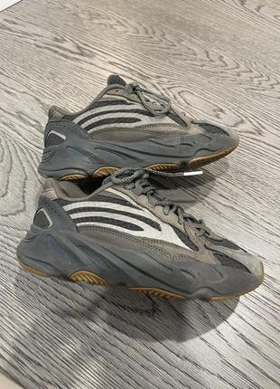 Кроссовки yeezy boost 700