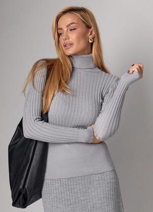 Женская вязаная водолазка в рубчик, серая