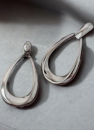 Серьги вспобном цвете базовые. хорошее дополнение к любому образу.