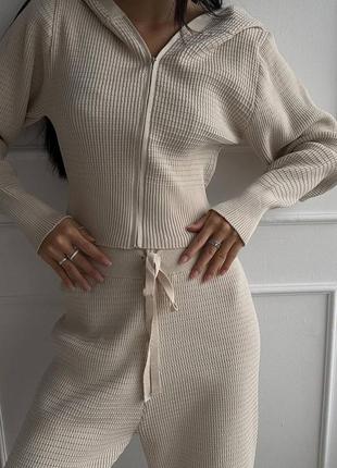 Вафельный бежевый трикотажный костюм: укороченная зип-кофта с капюшоном и брюки на высокой посадке со шнурком стильный трендовый