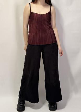 Червона гофрована блуза