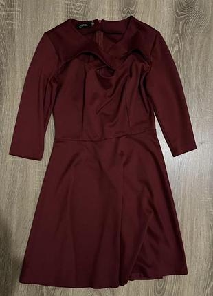 Платье с вырезом