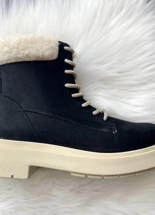 Suede boots low black collar