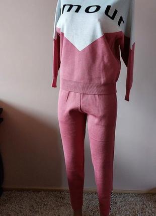 В'язаний жіночий костюм з вільною кофтою з написом і завуженими штанами