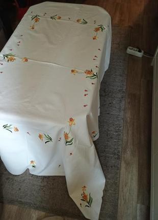 Скатертина з вишивкою