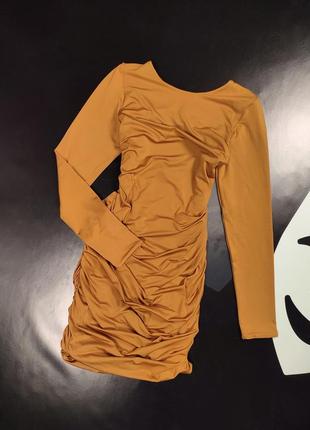 Платье горчичного цвета с открытой спинкой oh polly