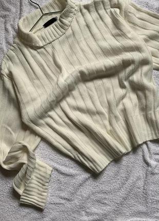 Светр молочного кольору