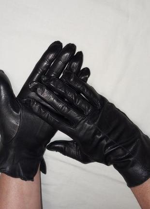 Мягкие тонкие кожаные перчатки.