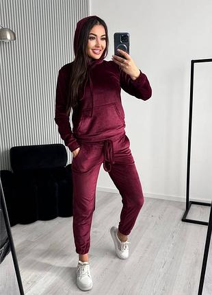 Актуальні велюрові жіночі спортивні костюми4 фото