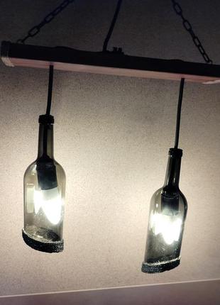 Підвісний світильник з відрізних скляних пляшок