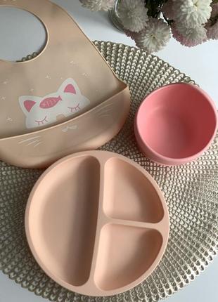 Набір дитячого посуду.