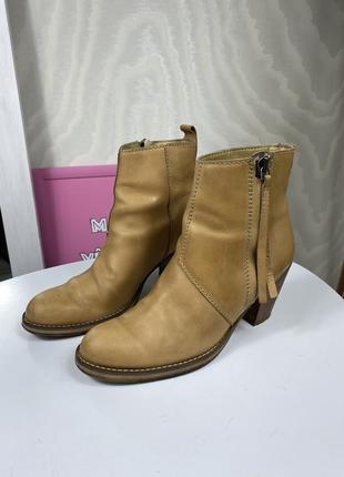 Acne studios казаки кожаные сапоги на каблуке коричневые