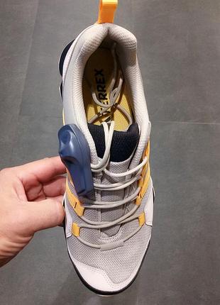 Оригінальні жіночі трекінгові туристичні кросівки adidas repair terrex ax2s10 фото