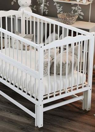 Детская кроватка белого цвета
