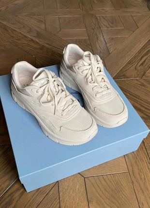 Белые кроссовки skechers