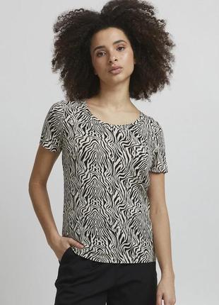 Оригинальная трикотажная футболка от бренда m&s collection с животным принтом из натуральной ткани хлопка