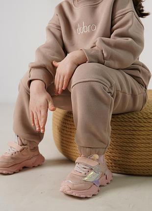 Теплые спортивные костюмы для девочек и парней.