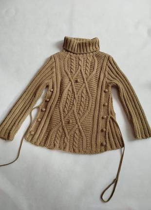 Светр із розрізами та зав'язками.