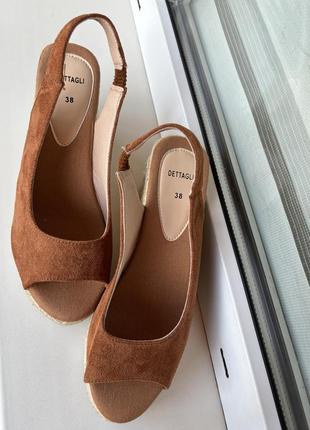 Босоніжки  замшеві на платформі