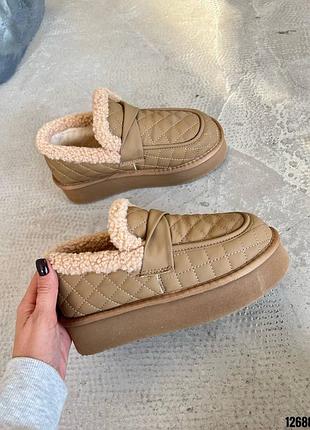 Темно бежевые натуральные кожаные стеганые стеганные зимние туфли лоферы автоледи с мехом на меху высокой толстой подошве платформы зимняя кожа беж