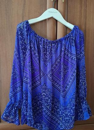 Яскрава блуза із візерунком