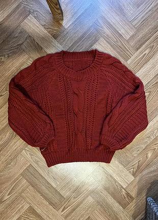 Свитер бургунди марсала связан с косами