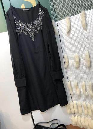 Красивое элегантное черное платье с украшением