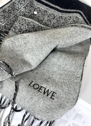 Сірий шарф в стилі loewe