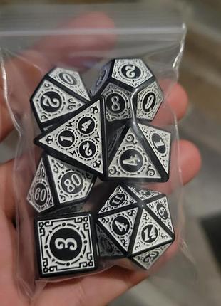 Белые кубики для игры dungeons and dragons 7 штук dice дайсы подземелья и драконы d20...