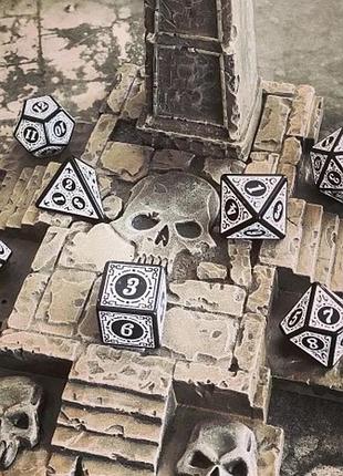 Белые кубики для игры dungeons and dragons 7 штук dice дайсы подземелья и драконы d20...