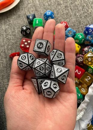 Белые кубики для игры dungeons and dragons 7 штук dice дайсы подземелья и драконы d20...