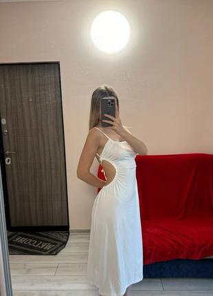 Біла сукня міді