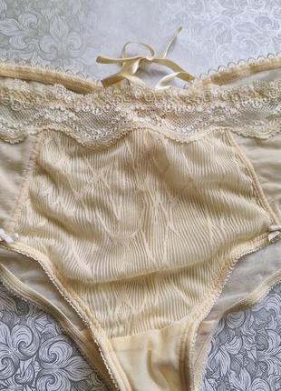 Свет желтые кружевные трусики фирмы triumph размер 38 европейский