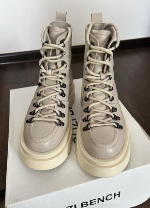 Кожаные ботинки