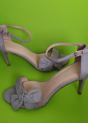 Сірі босоніжки на маленькій шпильці kurt geiger 37 р, 38