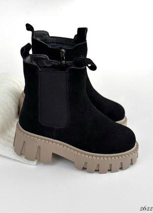Черные женские зимние челси ботинки ботинки на бежевой подошве из натуральной замши замшевые зимние челси ботинки4 фото