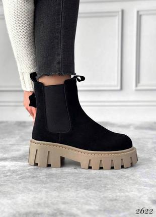 Черные женские зимние челси ботинки ботинки на бежевой подошве из натуральной замши замшевые зимние челси ботинки