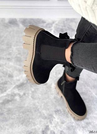 Черные женские зимние челси ботинки ботинки на бежевой подошве из натуральной замши замшевые зимние челси ботинки2 фото