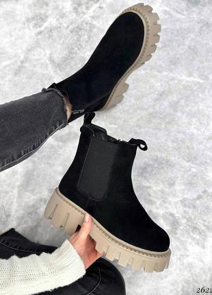Черные женские зимние челси ботинки ботинки на бежевой подошве из натуральной замши замшевые зимние челси ботинки5 фото