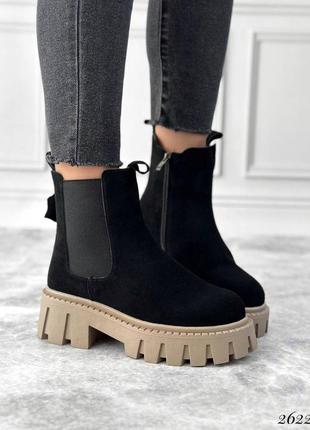 Черные женские зимние челси ботинки ботинки на бежевой подошве из натуральной замши замшевые зимние челси ботинки3 фото