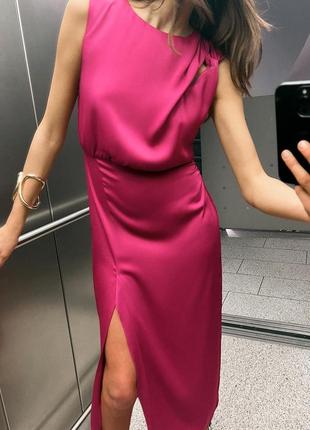 Платье фуксия с вырезом разрезом zara