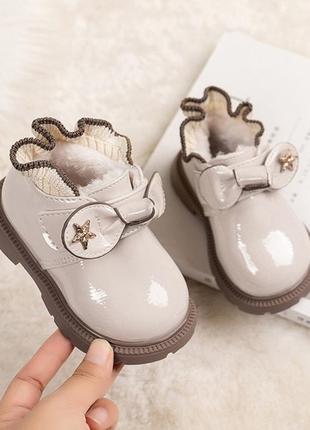 Дуже гарні черевички , зсередини утеплені коротким густим хутром