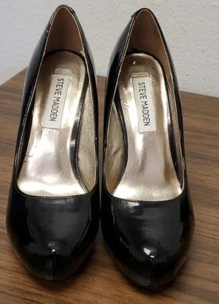 Фирменные туфли на каблуке