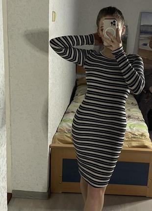 Жіноча приталена в’язана сукня з довгим рукавом