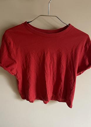 Вкорочена футболка stradivarius