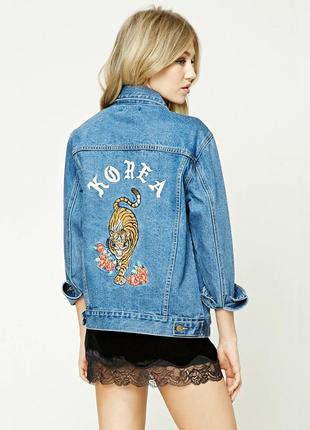 Джинсова куртка / джинсовка forever 21 з вишивкою на спині “korea” блакитного кольору eur l